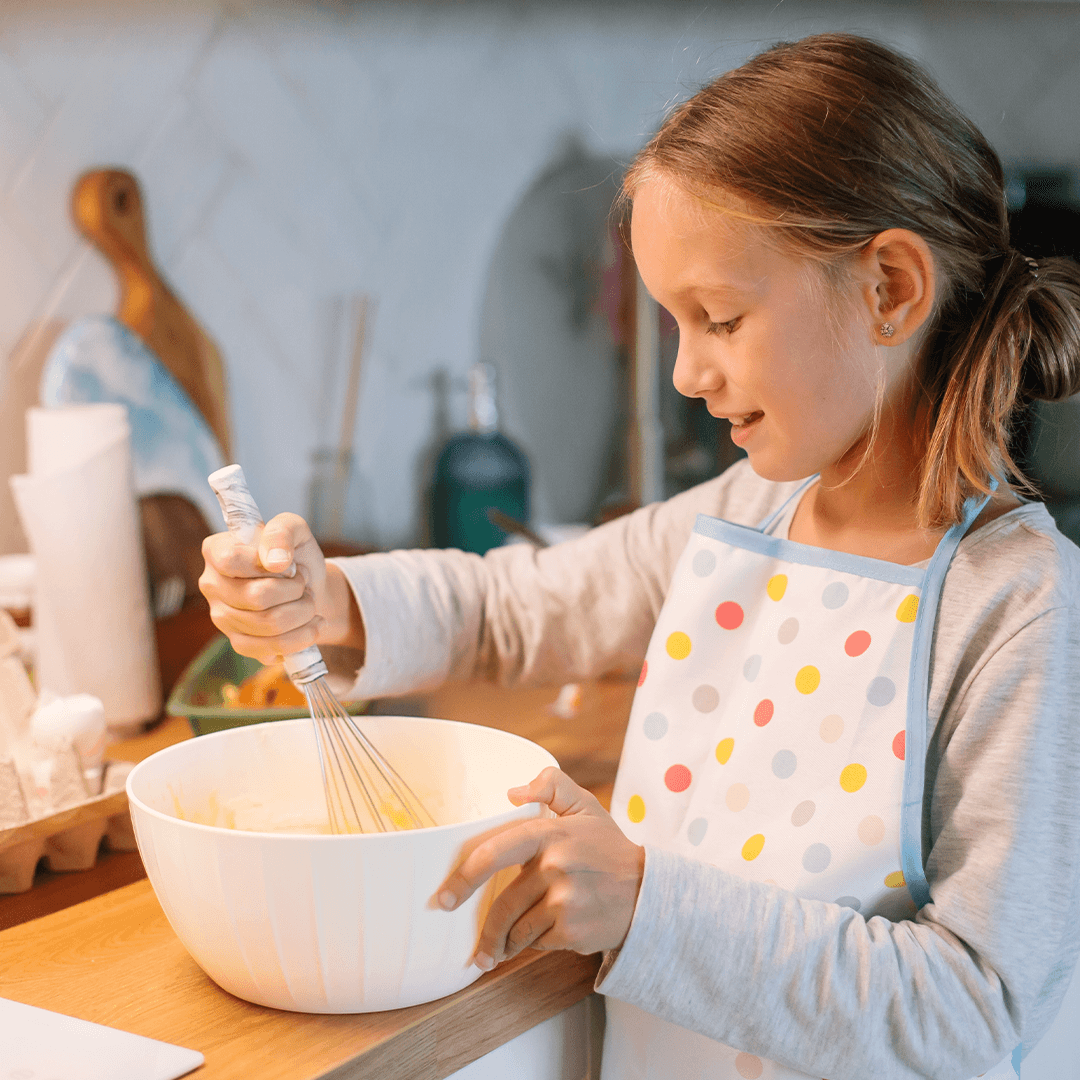lapset leipovat – tekemistä lapsille sisällä keittiössä