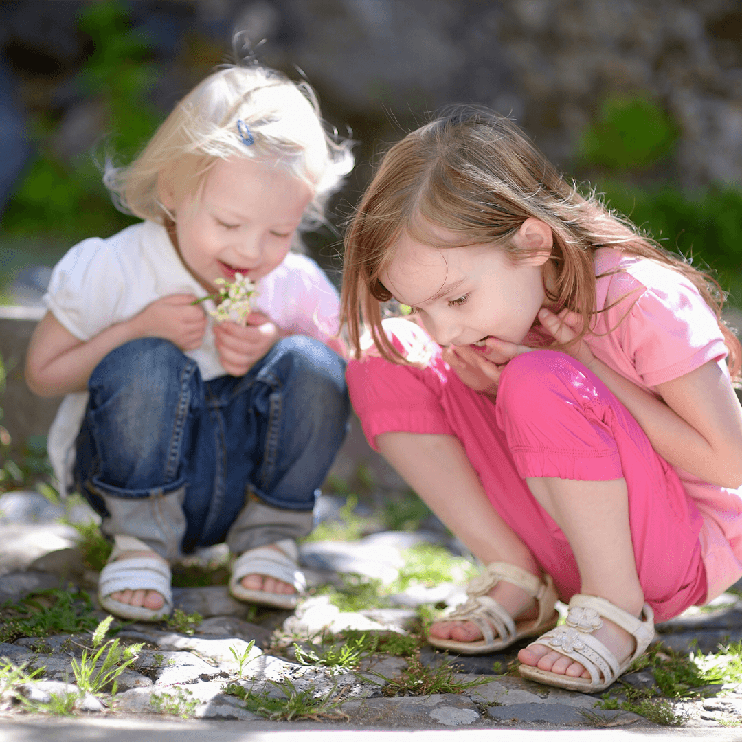 Kids exploring bugs in the grass – outdoor discovery and nature fun for kids
